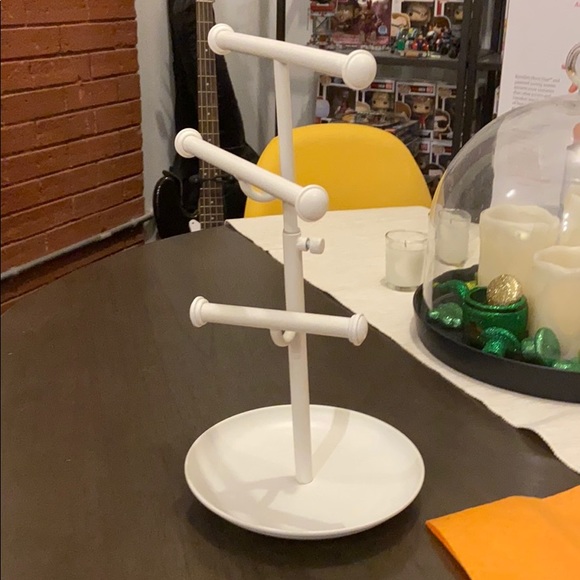 Adjustable jewelry display